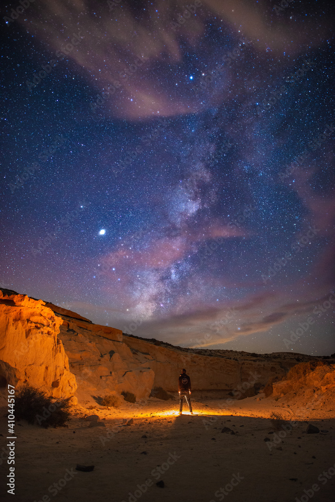 Bonito paisaje nocturno con muchos colores