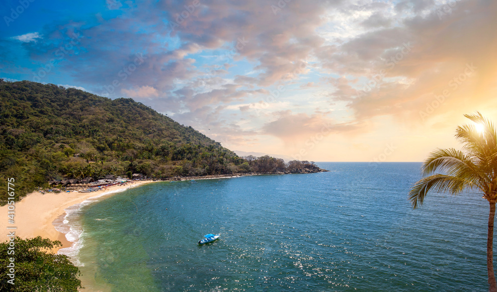 巴亚尔塔港海滩、日落和班德拉斯湾海岸线附近的海景。