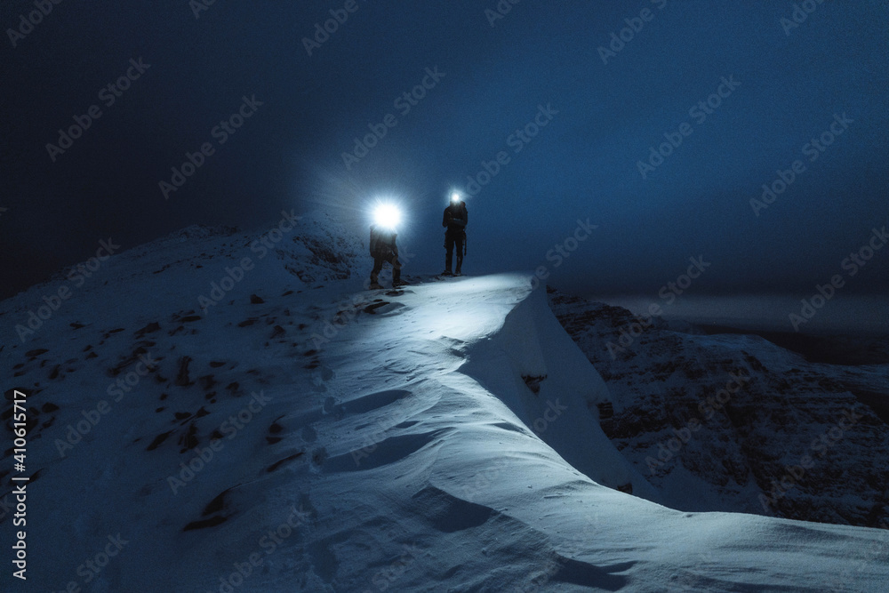 夜间雪地徒步