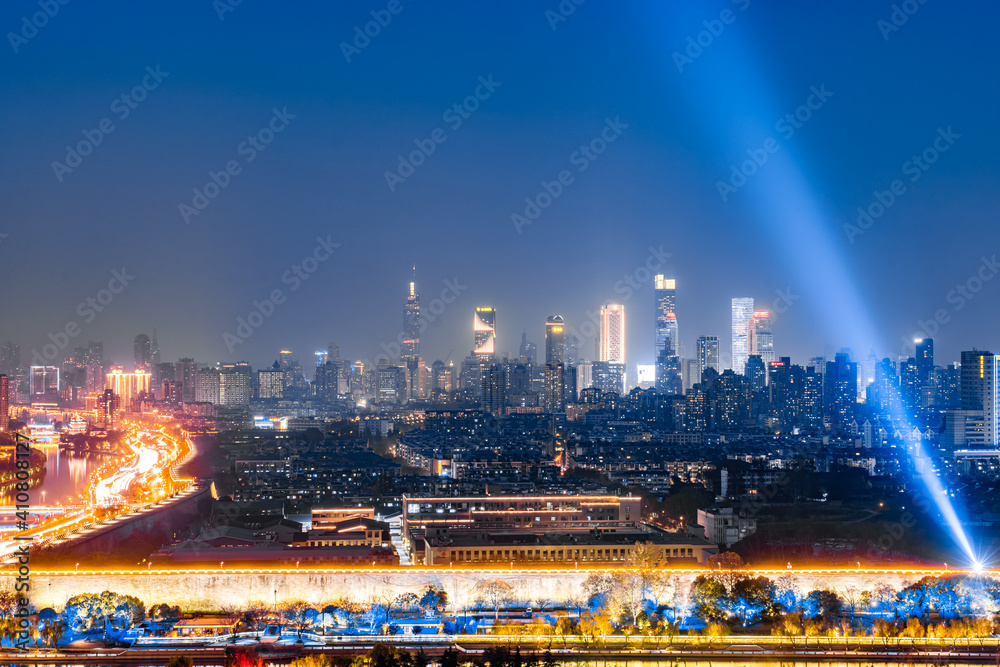 中国江苏南京明代长城和城市天际线夜景