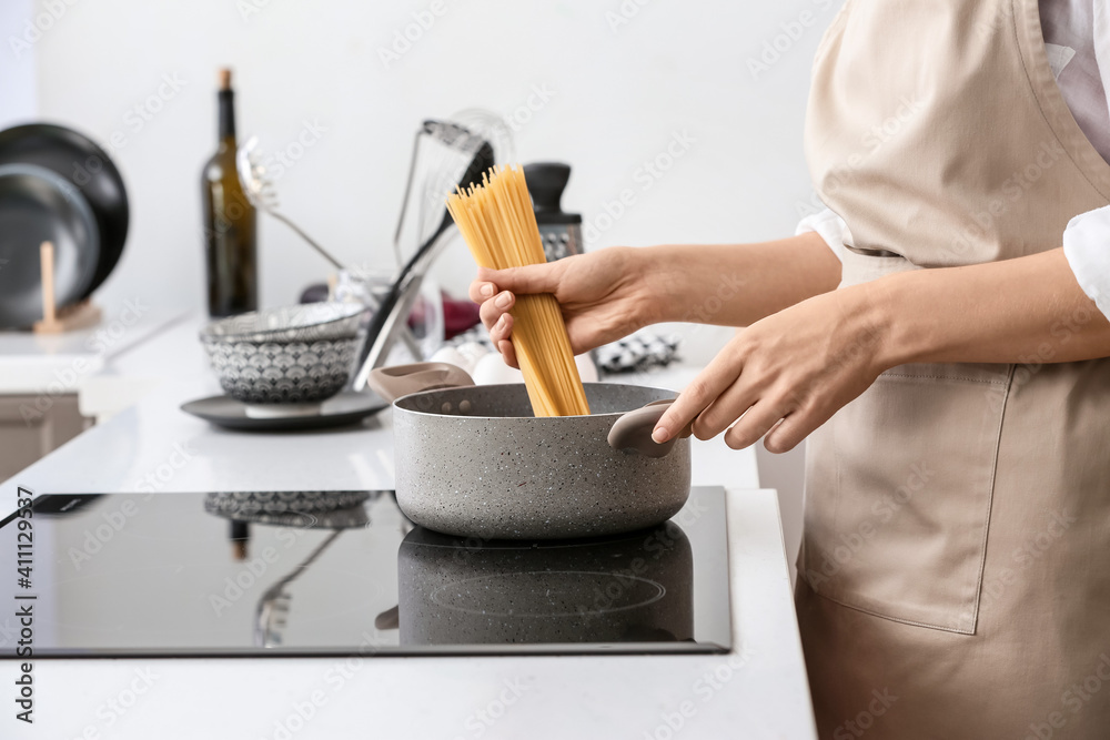 女人在厨房做美味的意大利面