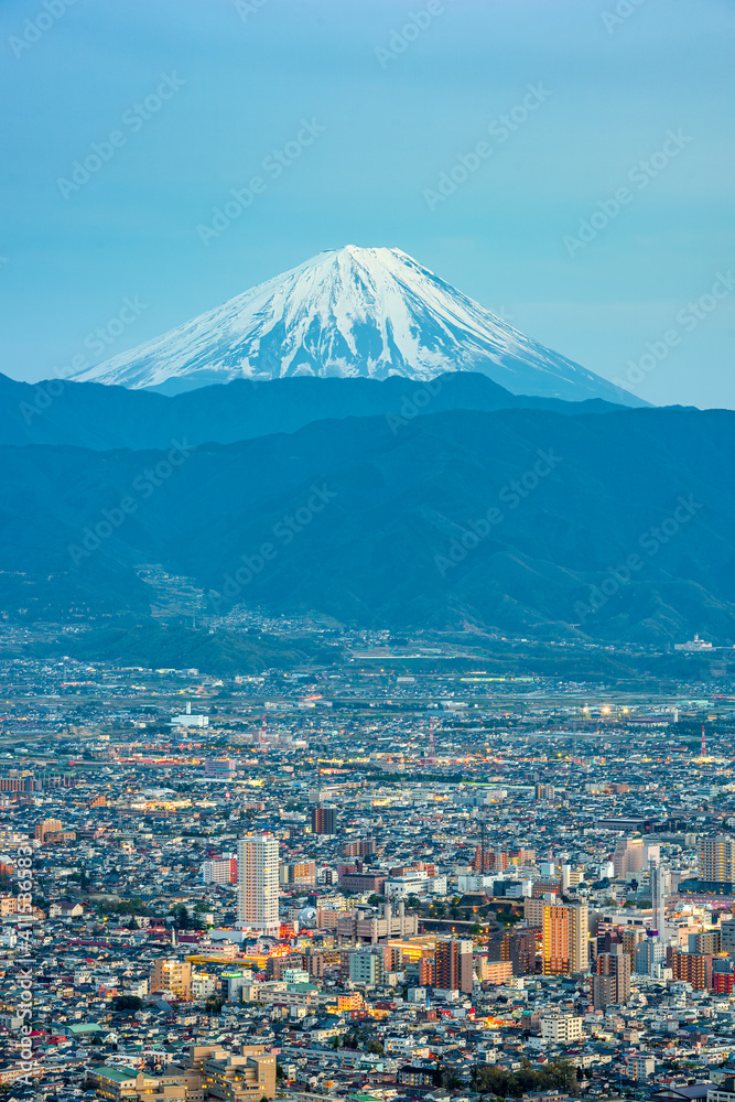 高富，日本与富士山的天际线