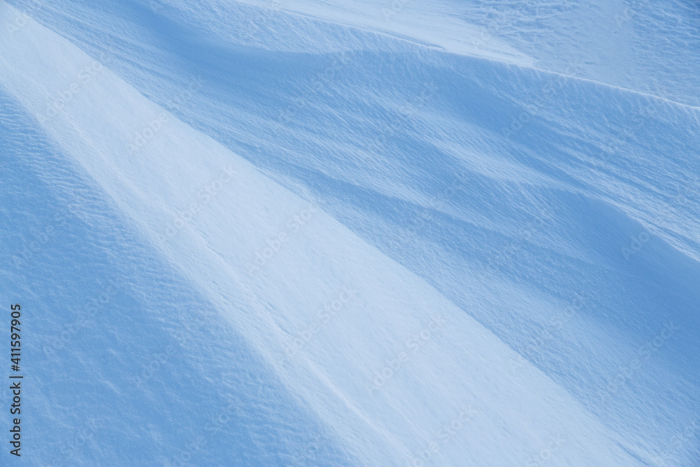 雪的纹理。风在雪表面雕刻图案。冻原和高山上的风