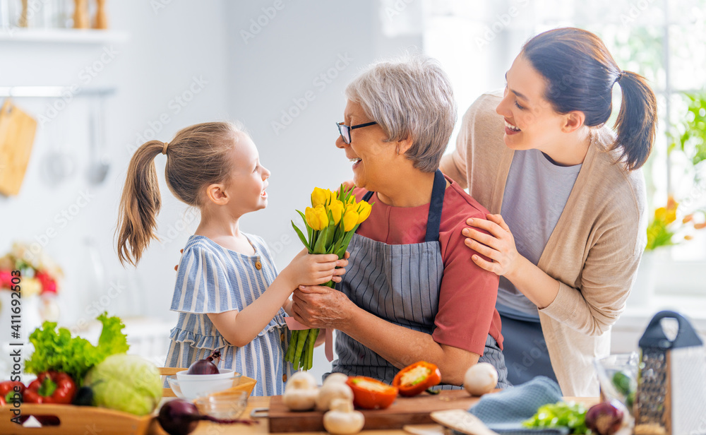 孙女正在给奶奶送花