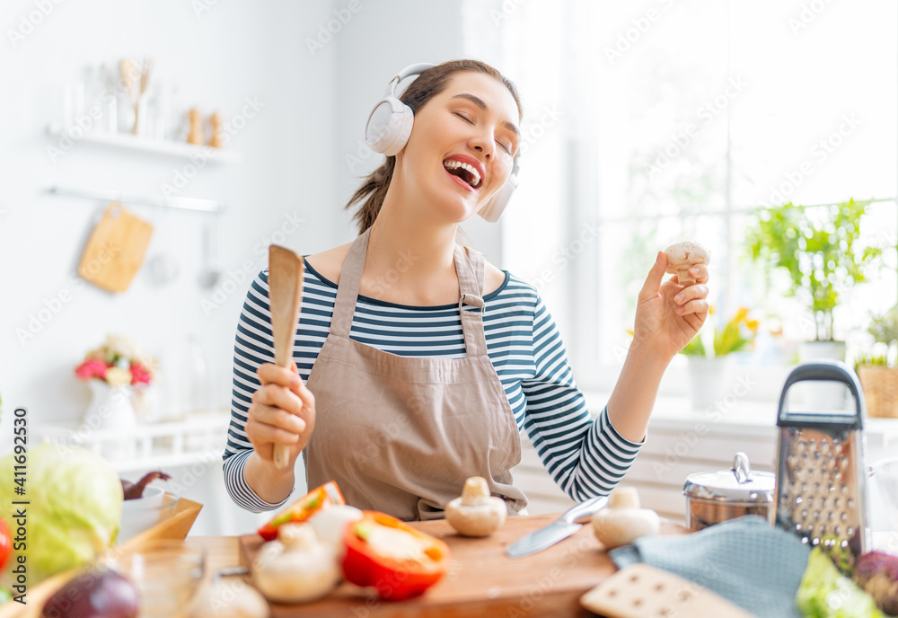 女人正在准备合适的饭菜