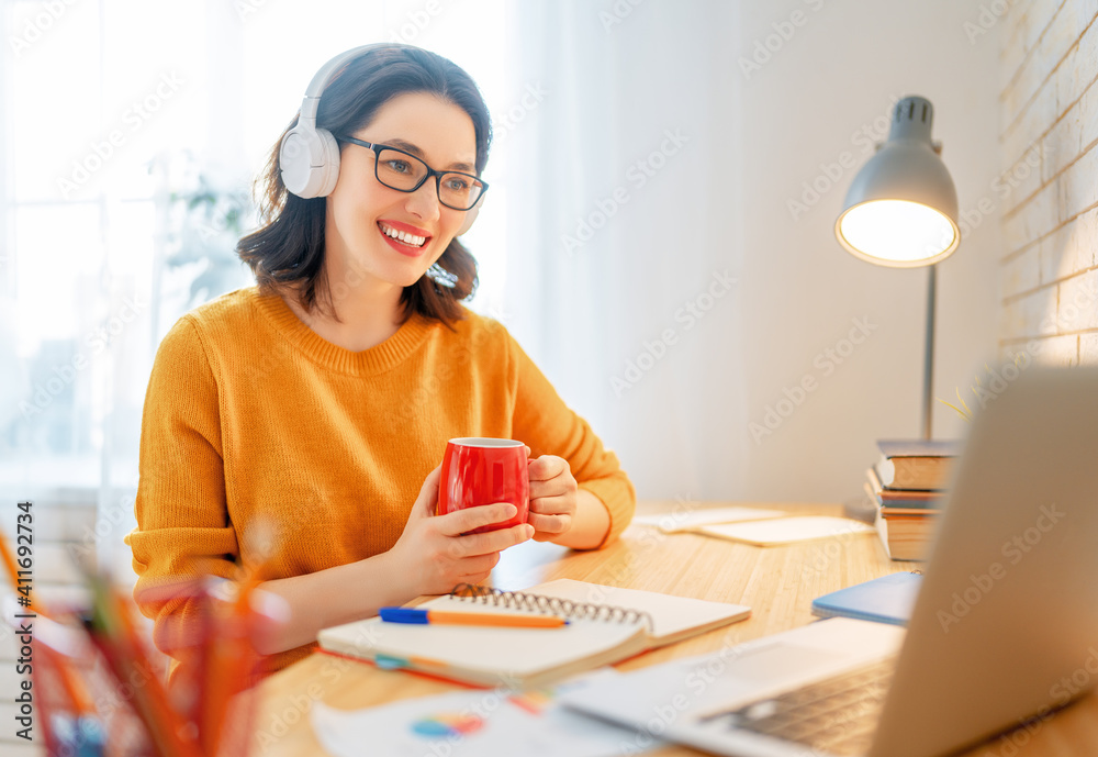 在家庭办公室工作的女性。