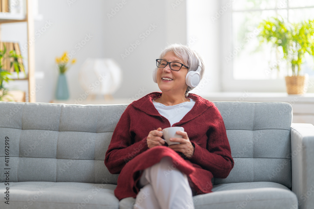 听音乐的老年女性