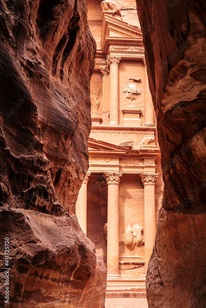 The Siq with El Khazneh（黑白调）