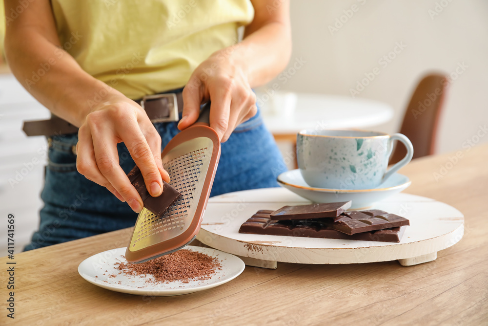 女人在厨房里磨碎巧克力