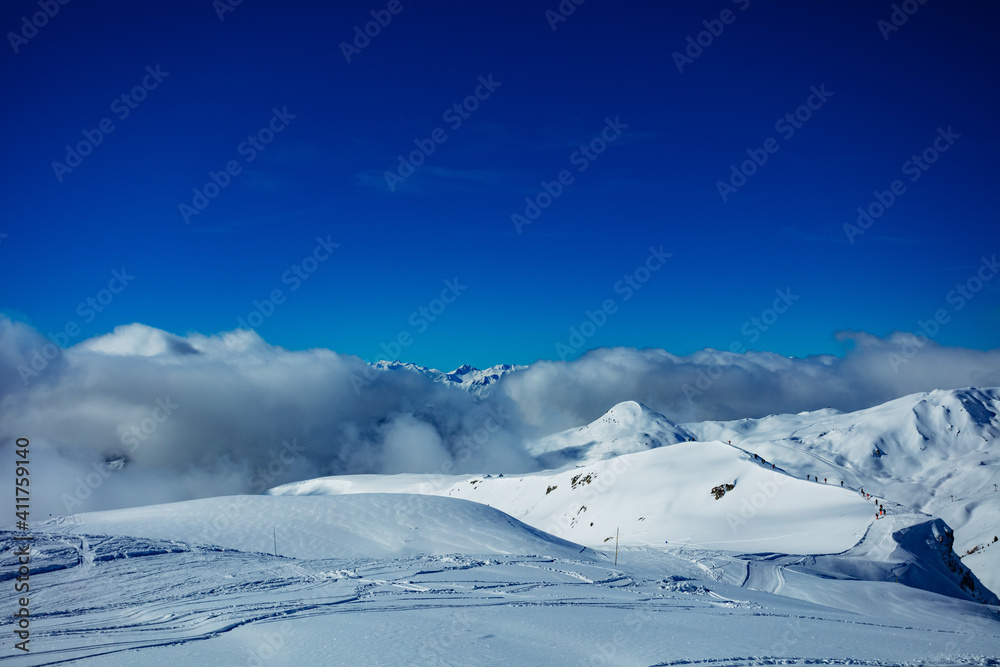 Les Arcs地区高山全景和被雪覆盖的法国阿尔卑斯山顶的云层