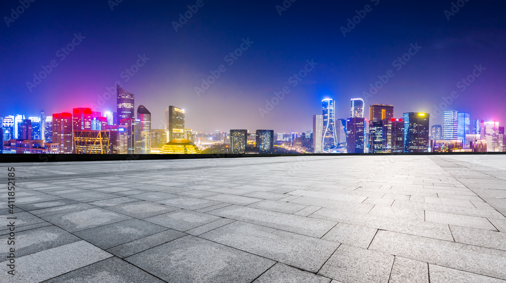 空旷的广场层和现代的城市天际线，夜晚杭州的建筑。