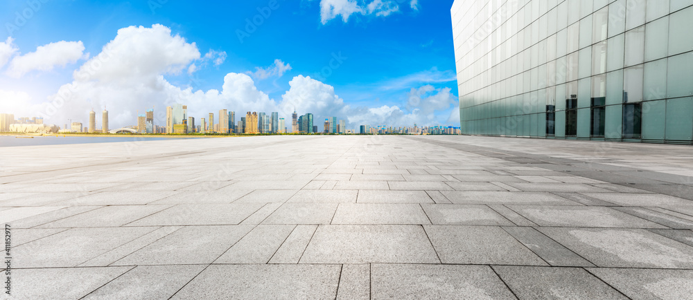 空荡荡的广场层和现代化的城市天际线，杭州的建筑。