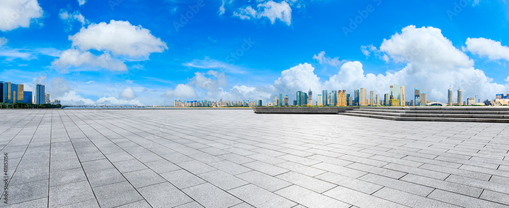 空荡荡的广场层和现代化的城市天际线，杭州的建筑。