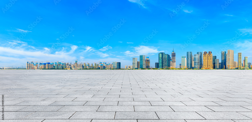 空荡荡的广场层和现代化的城市天际线，杭州的建筑。