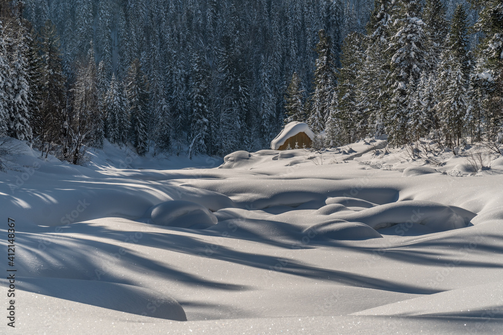 travel along the banks of a mountain in winter