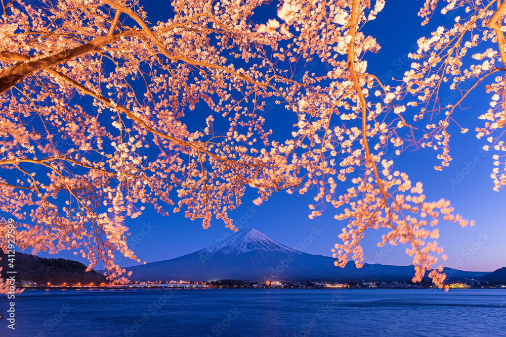 晚上富士山的日本川口湖