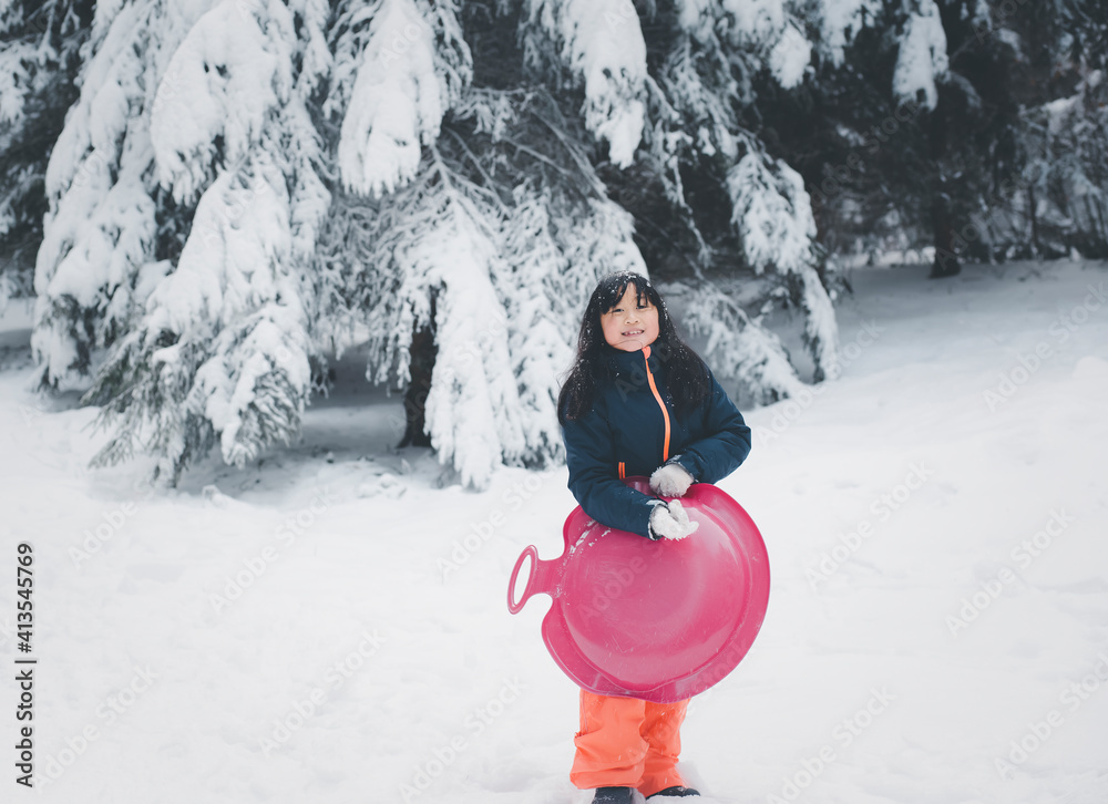 快乐的亚洲女孩，冬天的风景霜冻的冬天，树上覆盖着雪花