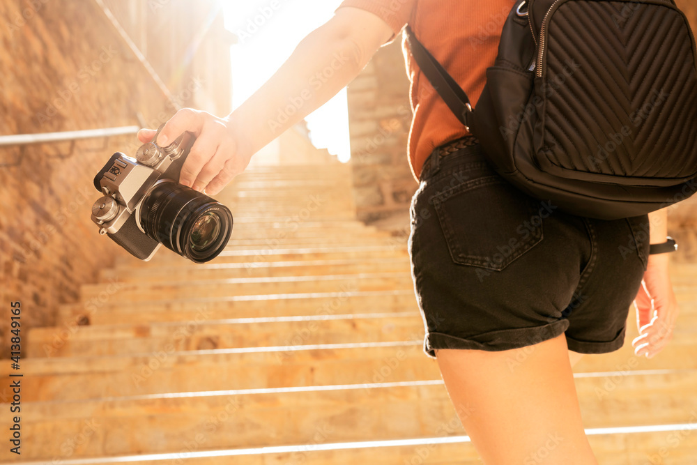 迷人的亚洲女性旅行者旅游手用相机观光车里的旧石头楼梯走廊