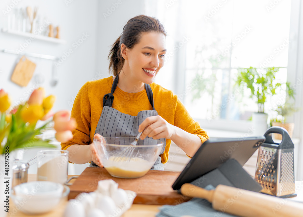 女人正在准备面包店