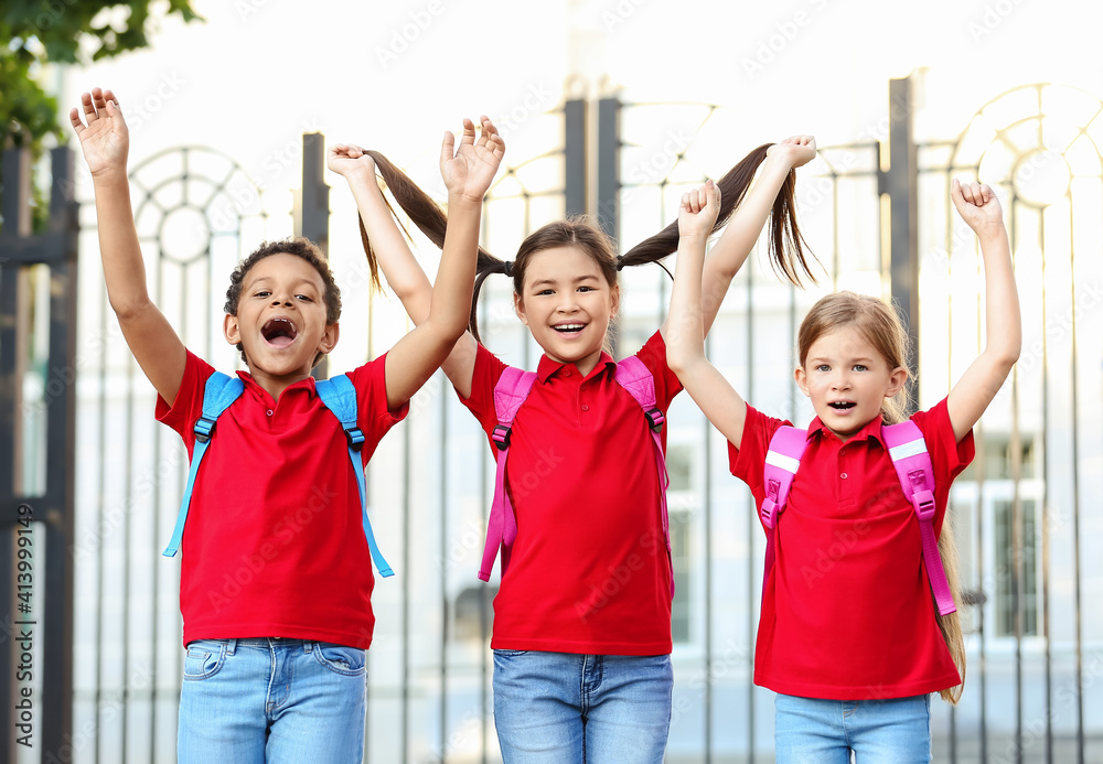 快乐的小学生在学校附近的户外活动