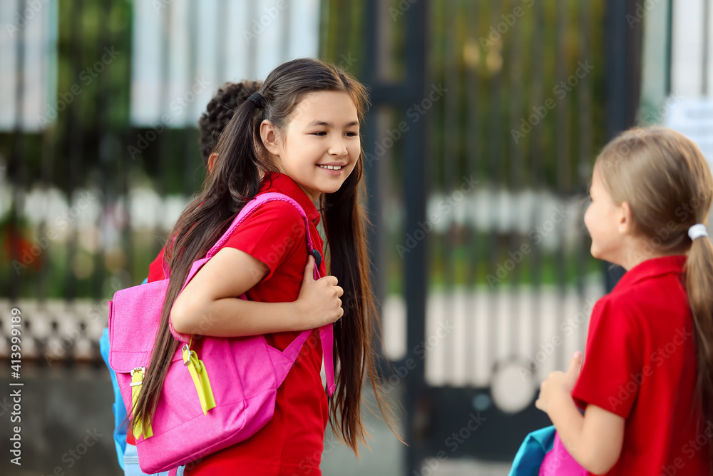 可爱的小学生上学