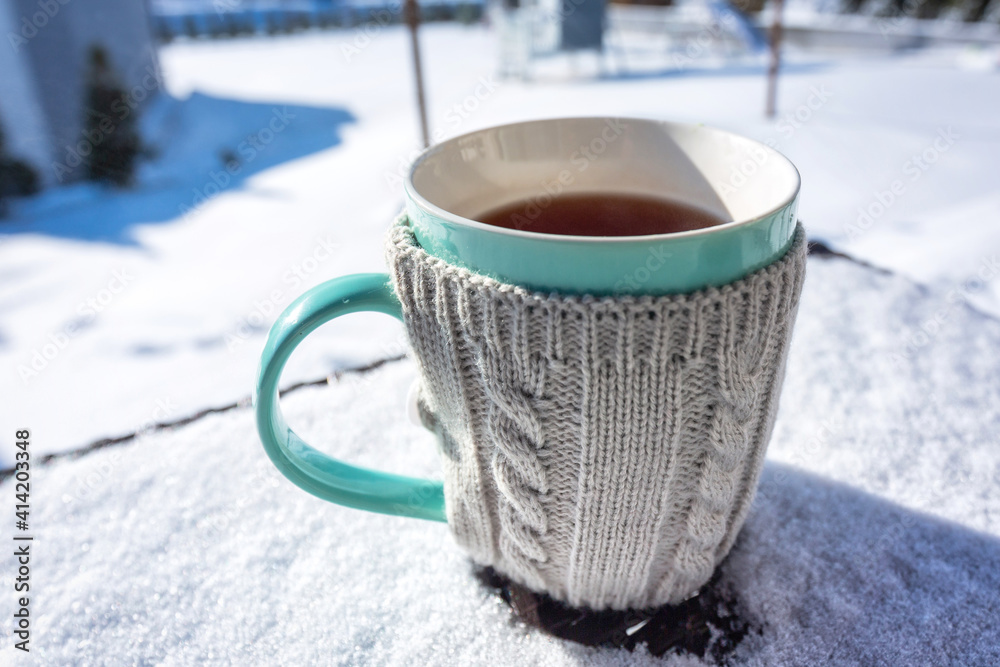 冬天在雪地花园露台上喝一杯热茶