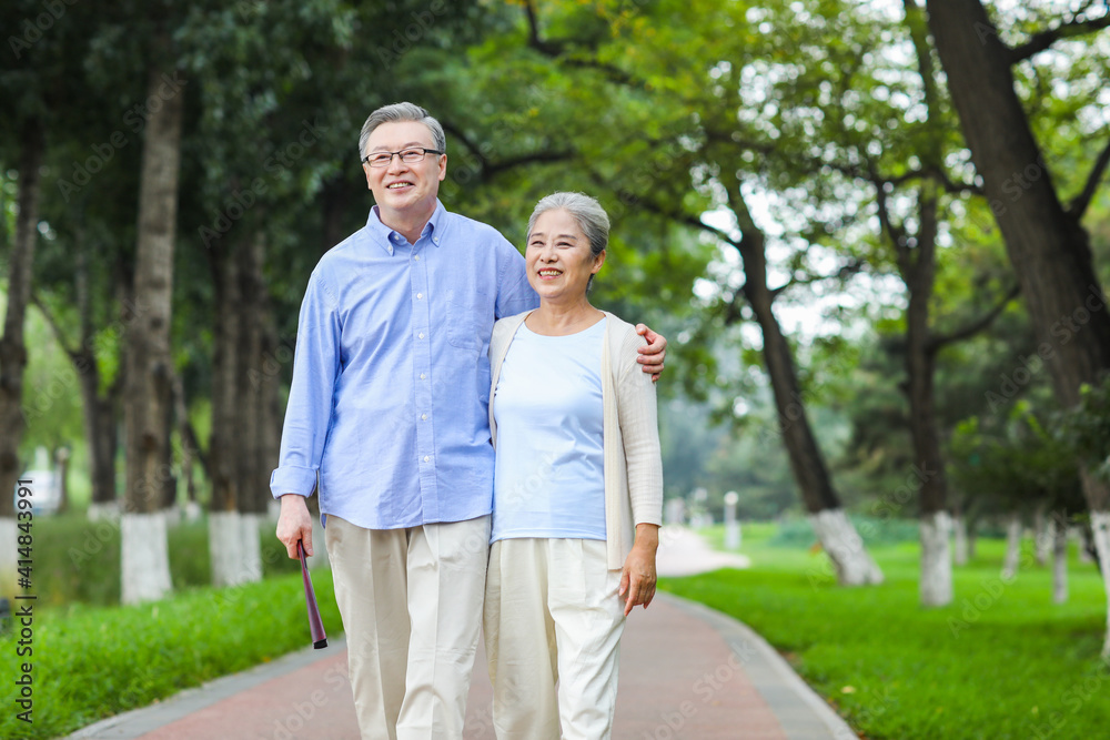 幸福的老夫妇在公园里散步