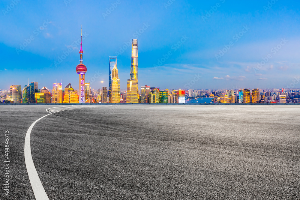 赛道道路和上海天际线，夜晚有建筑。