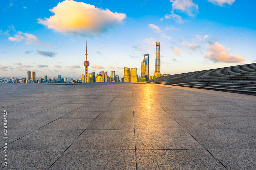 空荡荡的广场层和日落时的上海天际线，中国。高角度视角。