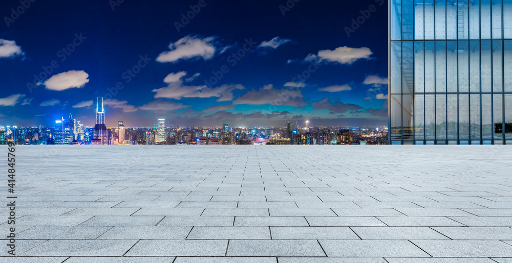 空荡荡的广场层和上海的天际线，夜晚有建筑，中国。高角度视角。