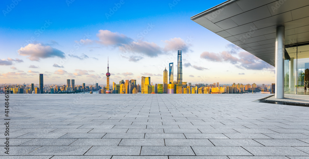 空荡荡的广场层和日落时的上海天际线，中国。高角度视角。