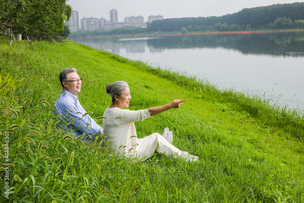 幸福的老夫妻在河边看风景