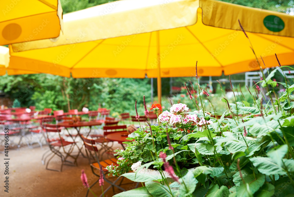 Schöner bayerischer Biergarten im Sommer mit schöner Terrasse 