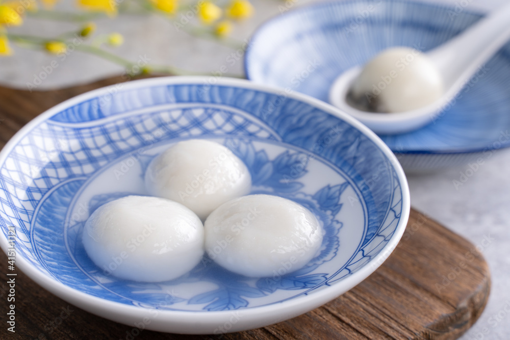 灰色桌子上碗里的元宵汤圆特写，中国元宵节的食物。