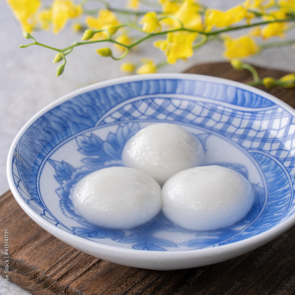 灰色桌子上碗里的元宵汤圆特写，中国元宵节的食物。