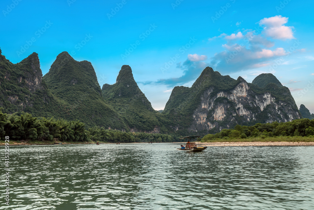 中国桂林喀斯特山脉景观。