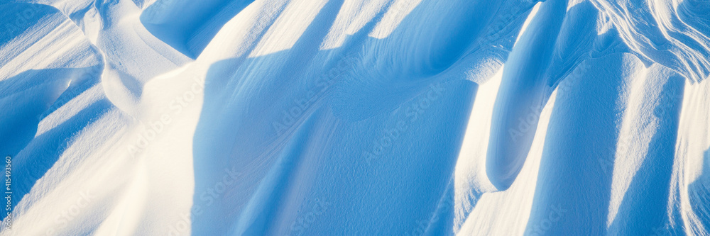 雪的纹理。风在雪表面雕刻图案。冻原和高山上的风