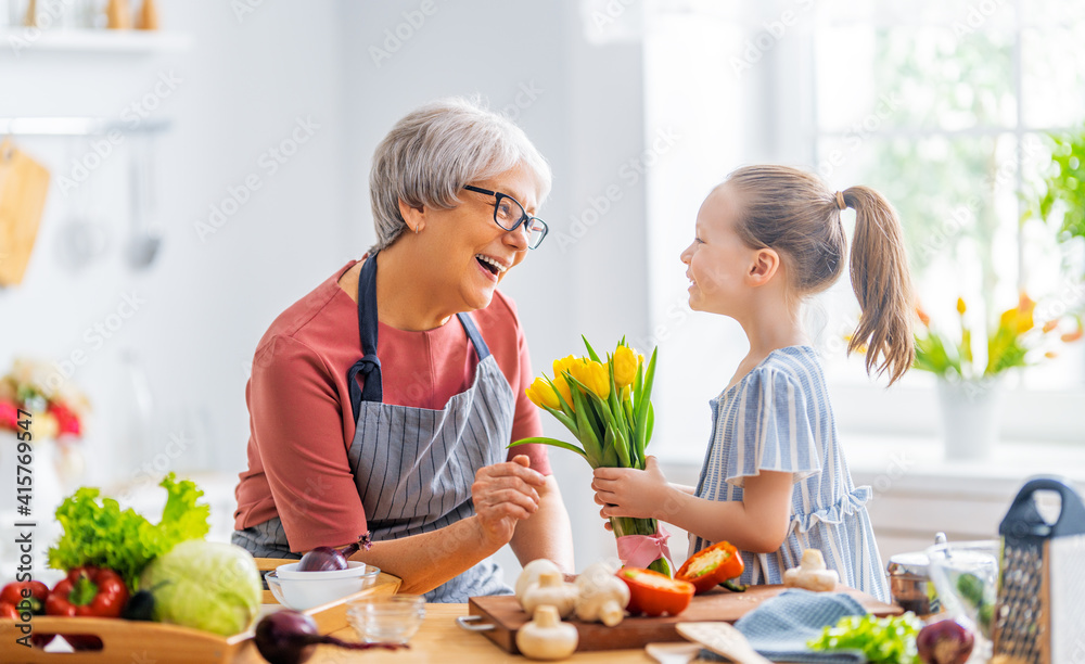 孙女正在给奶奶送花