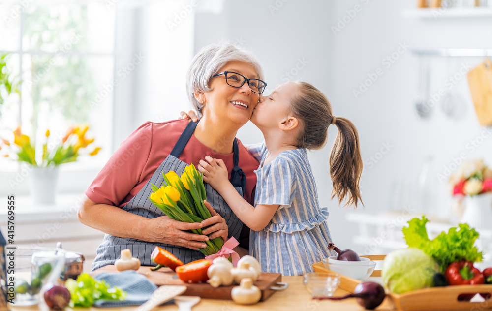 孙女正在给奶奶送花