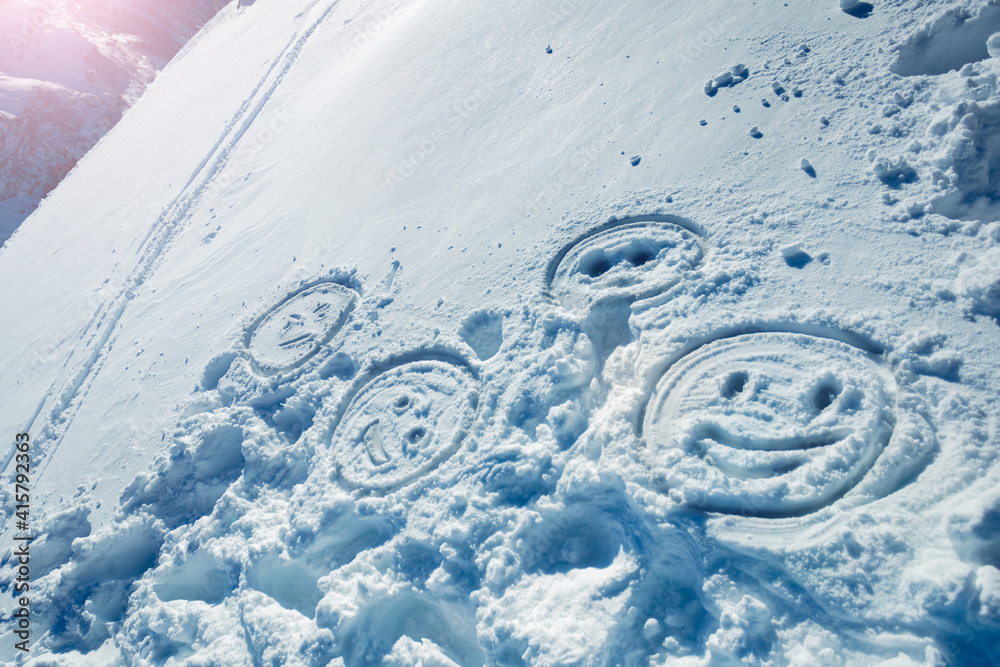 阳光灿烂的山上雪地里幸福的笑脸