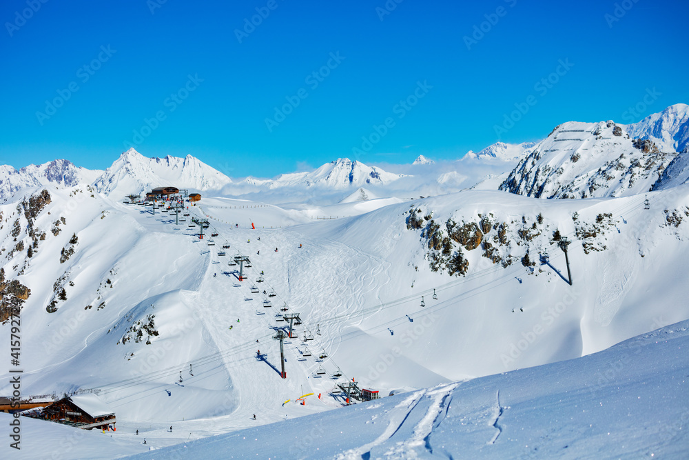 阳光明媚的法国阿尔卑斯山全景，滑雪缆车和高山站Les Arcs re