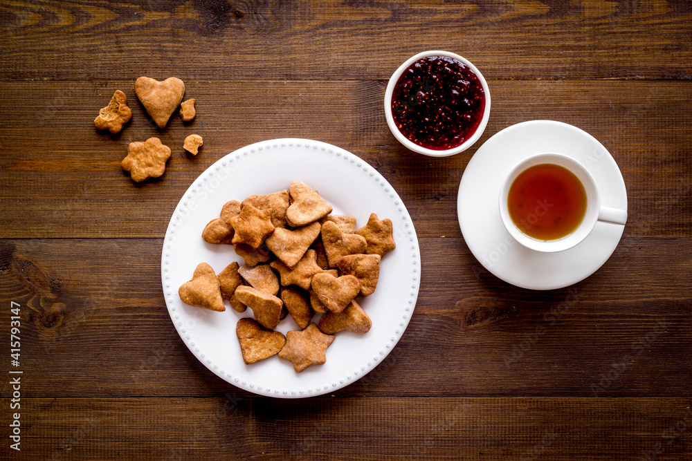 新鲜出炉的黄油饼干配茶，俯视图