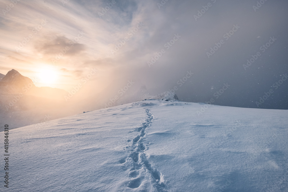 森加岛的雪山日出，在暴风雪中留下足迹