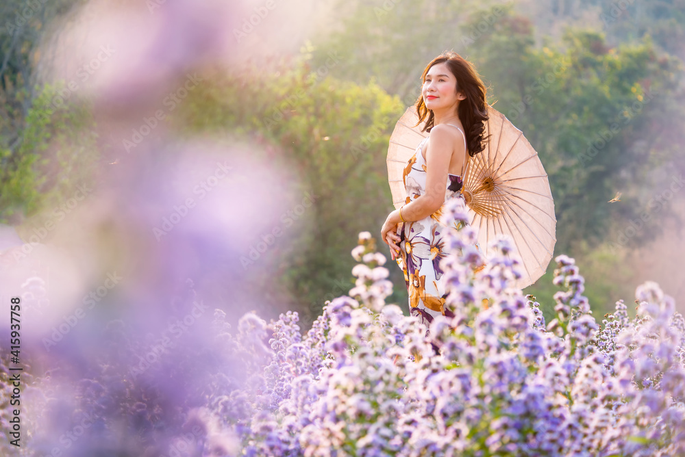 花园里的女人和花