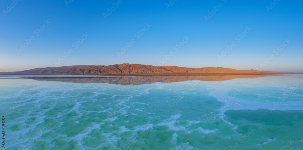 黄昏时美丽的盐湖景观