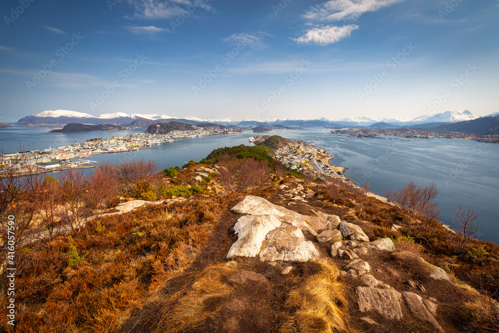 阳光明媚的挪威，美丽的挪威海峡湾景观