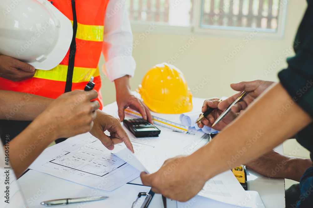 建筑师和工程师团队正在进行建筑项目的设计和规划。