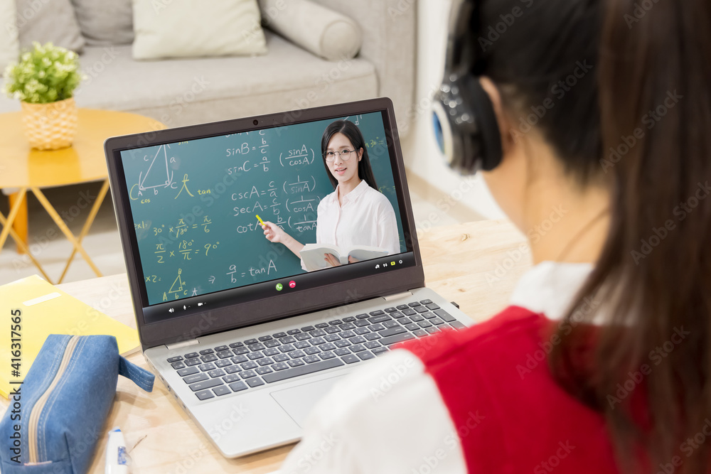 女学生在线学习数学