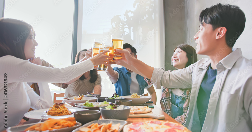 餐厅里的友谊吐司啤酒