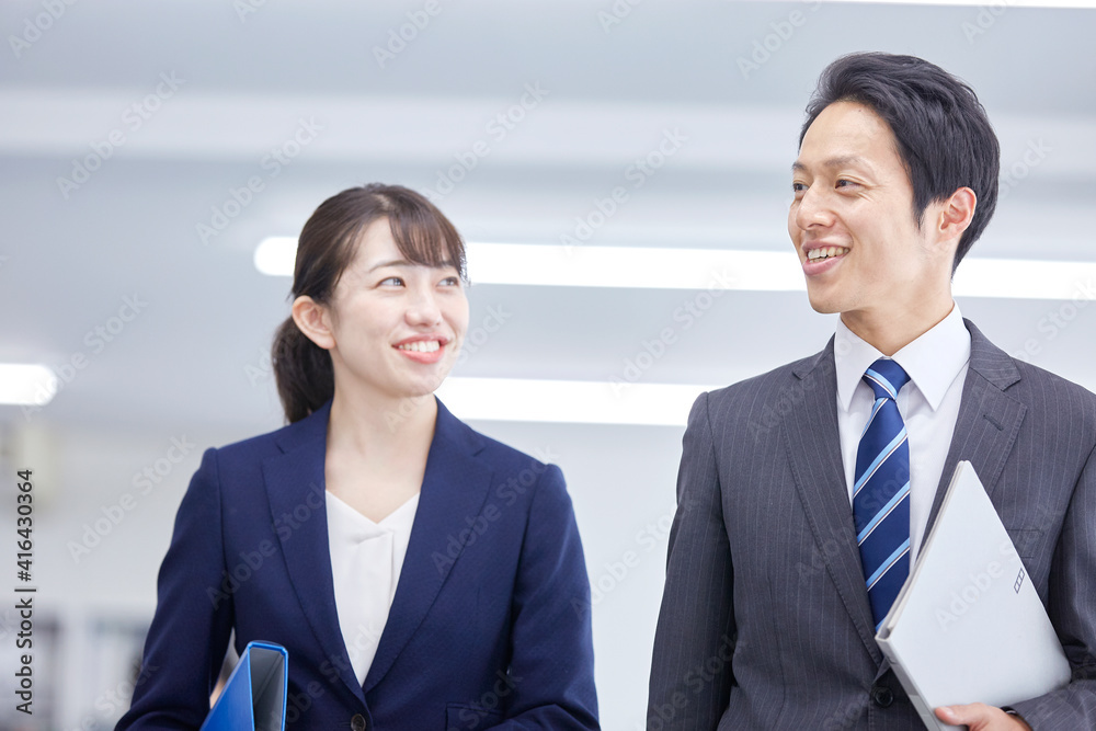 話をする会社員